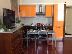 Réfrigérateur, four à micro-ondes, un four, surface de cuisson