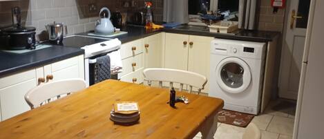 Frigorifero, microonde, forno, bollitore elettrico