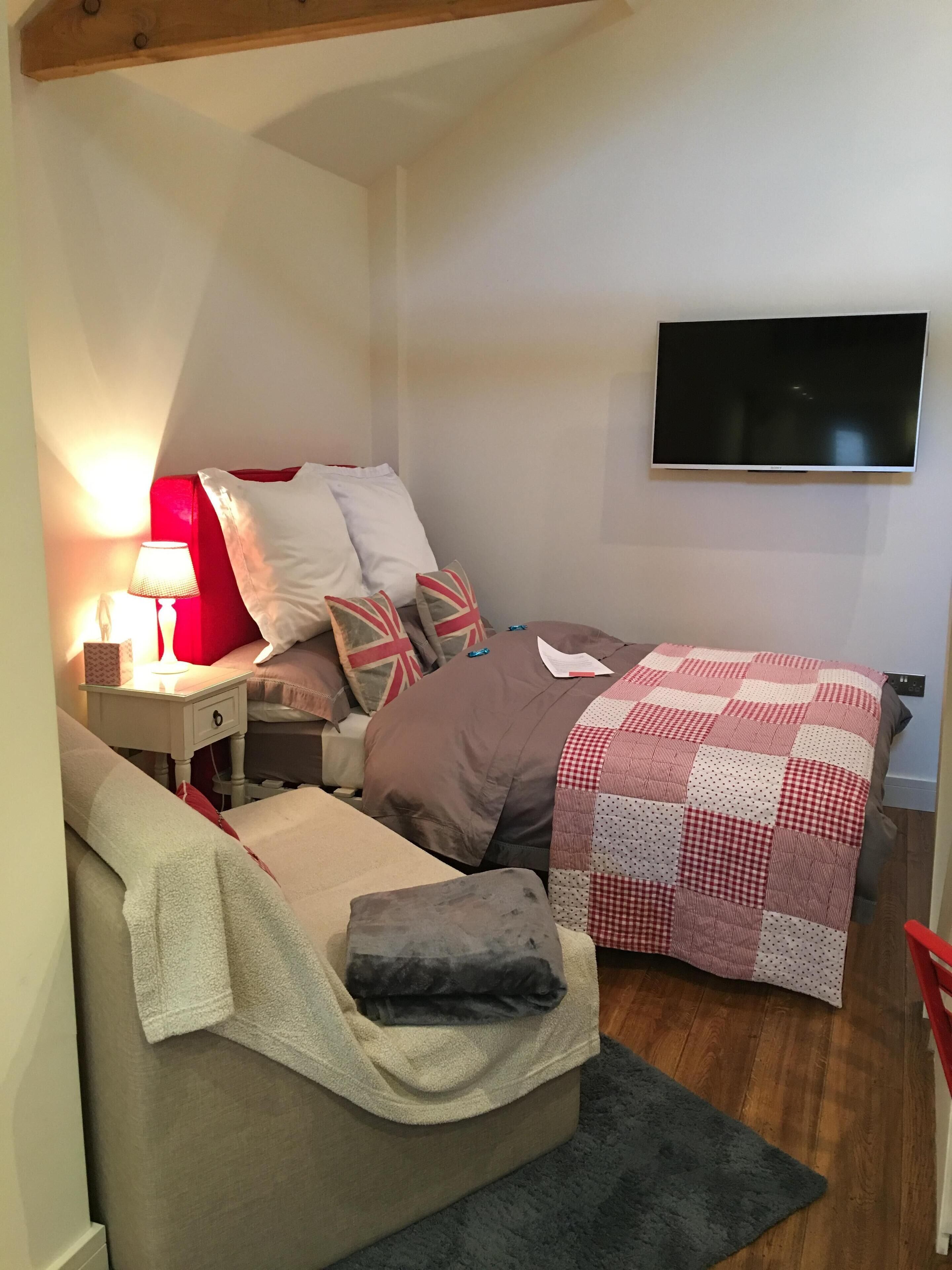 Peaceful 1 Bed apartment, self contained and private, perfect for 2.