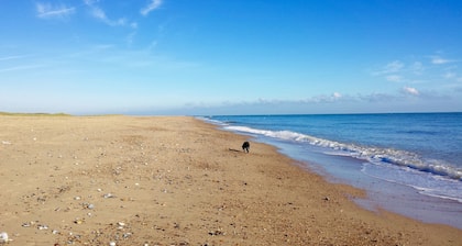 Beachside Cottage overlooking sand dunes (Winterton on Sea)