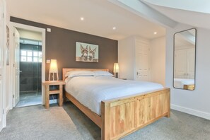 4 Schlafzimmer, Schreibtisch, Bügeleisen/Bügelbrett, Reisekinderbett