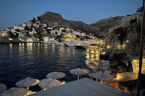 Hydra looking from the cannons