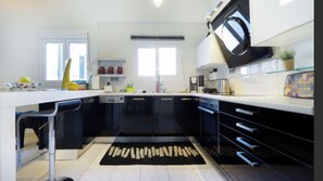 Fridge, oven, dishwasher, coffee/tea maker