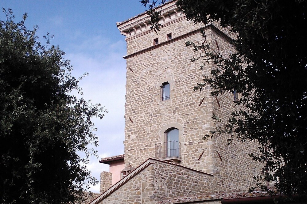 Apartment located within the Baglioni-Pompili Rocca of the fourteenth century.