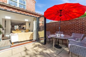 Outdoor dining - Driftwood Cottage, Brancaster, Norfolk (King's Lynn)