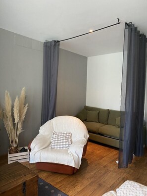 TV, bøker og stereoanlegg