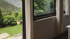 A room with large windows overlooking a mountainous landscape. - Apartment/ flat - Canillo (canillo)