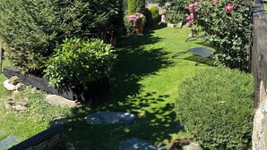 A garden pathway with a view of a valley, surrounded by various plants and trees. - Apartment/ flat - Canillo (canillo)
