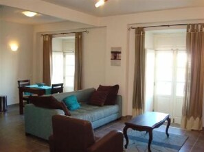 TV, fireplace, DVD player, books - Spacious apartment in historical centre of Tavira with views of river & WiFi  (Tavira)
