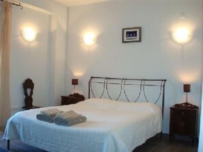 1 bedroom, iron/ironing board, WiFi, bed sheets - Spacious apartment in historical centre of Tavira with views of river & WiFi  (Tavira)