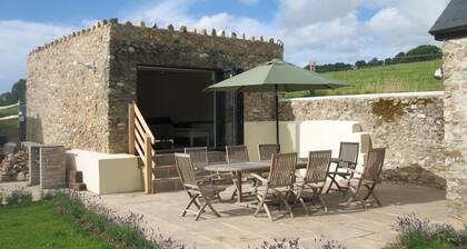 Viihtyisä mökki suurella puutarhalla upeassa maaseutuympäristössä.