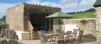 豪華な田舎の設定で大きな庭と居心地の良いコテージ。