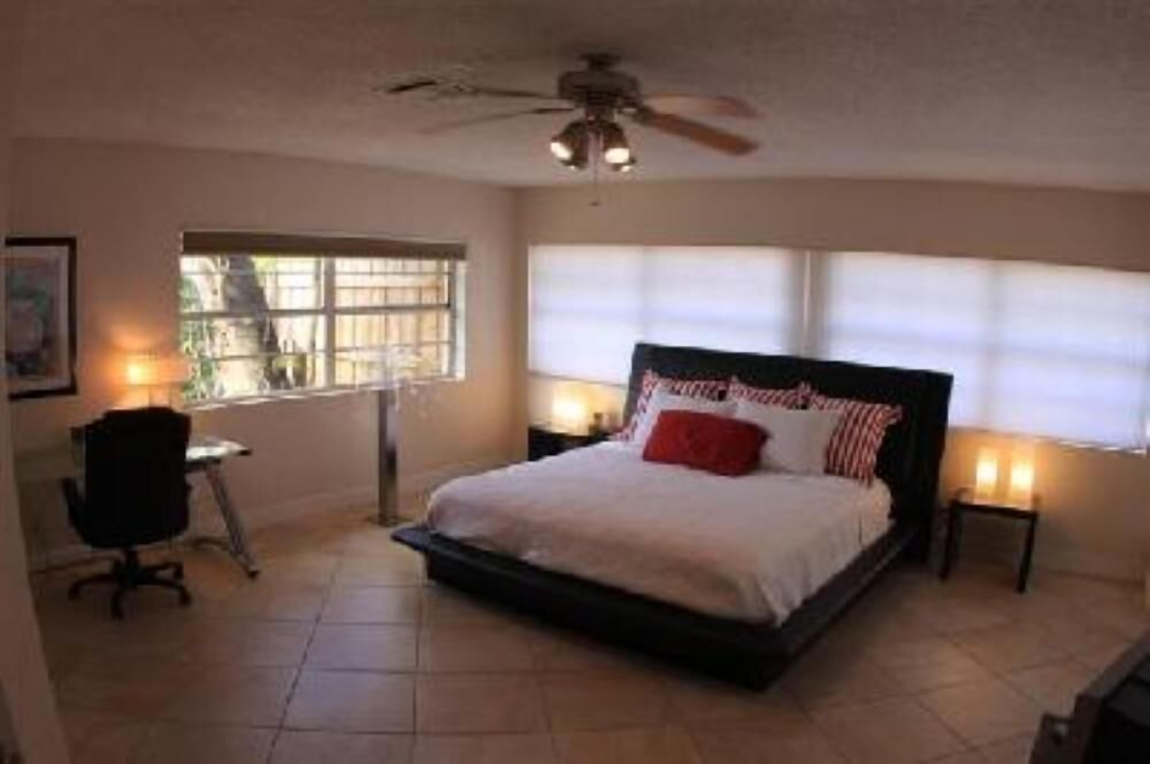 Nice Waterfont house, heated pool, deck, dock with ocean access, 3 Bed + 3bath