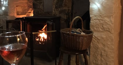 Crean Cottage - Traditional 150 year old stone cottage of yesteryear