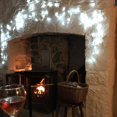 Crean Cottage - Traditional 150 year old stone cottage of yesteryear 