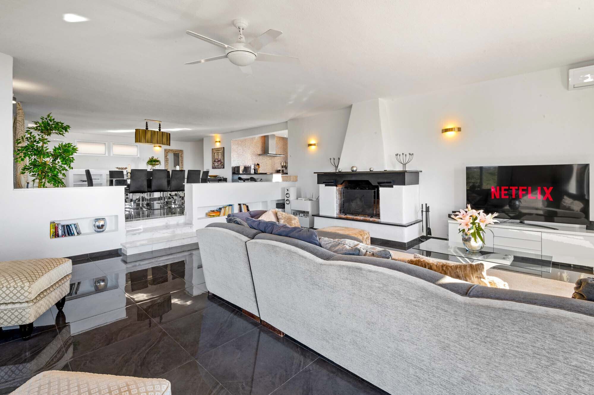 Televisión, chimenea y reproductor de DVD 