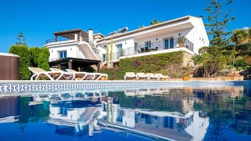 Een verwarmd zwembad