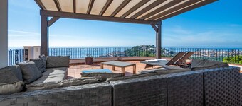 Villa de luxe de 8 chambres, 5 salles de bains avec vue imprenable et piscine privée et jardins