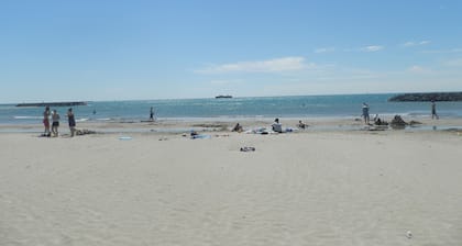 Air-conditioned house with large terrace 200 m from the sea (short stays accepted)