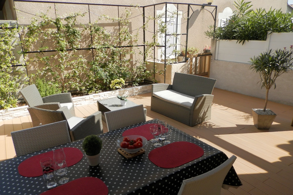 Air-conditioned house with large terrace 200 m from the sea (short stays accepted)