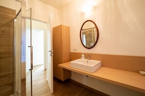 Duschwanne, umweltfreundliche Kosmetikartikel, Haartrockner, Bidet