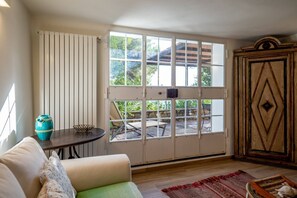 Fernseher, Kamin, Bücher