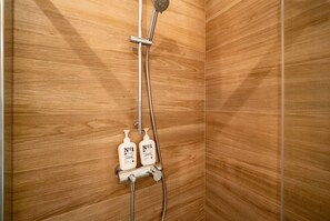 Combined shower/bathtub, eco-friendly toiletries, hair dryer, bidet - La Pavona Villa Luxury Collection (Monterosso al Mare)