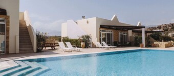 スタジオ@ラガダベイ、プール付き高級アパートメント