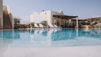 Piscine extérieure, chaises longues
