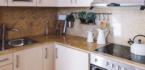 Fridge, microwave, oven, stovetop - Family Getaway with Pool in Southern Crete (Lagkada)