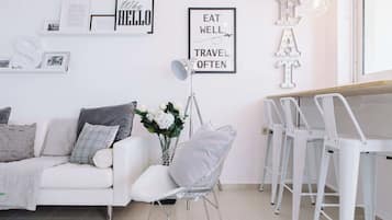 Smart TV, Netflix, DVD player, books