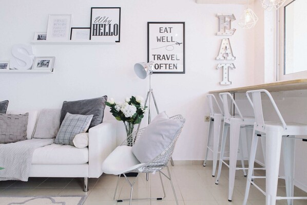 تلفزيون ذكي، برامج وأفلام نتفليكس، مشغل دي في دي، كُتُب