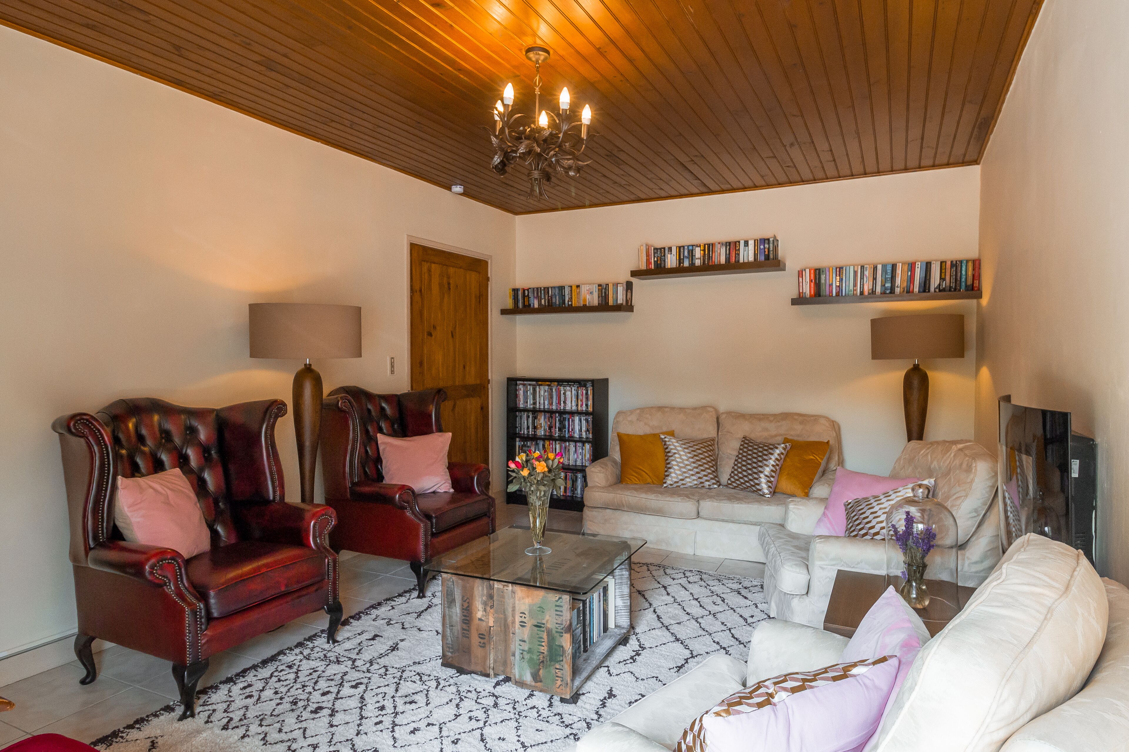 Smart-tv, een dvd-speler, boeken en een filmbibliotheek