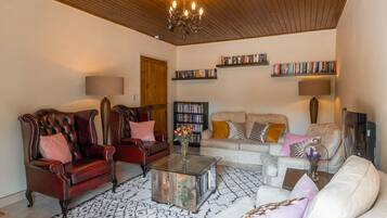 Smart-tv, een dvd-speler, boeken en een filmbibliotheek