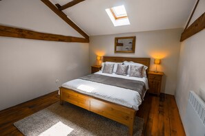 4 bedrooms, desk, iron/ironing board, travel crib