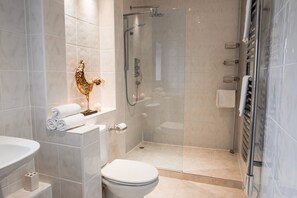 Douche, sèche-cheveux, serviettes fournies