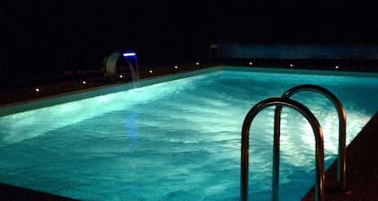 Grande ferme de 4 chambres avec superbe piscine chauffée à usage exclusif