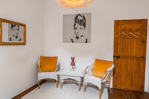 Interior - Large 4-Bedroom Farmhouse With Heated Swimming Pool For Your Exclusive Use (Genouillé)