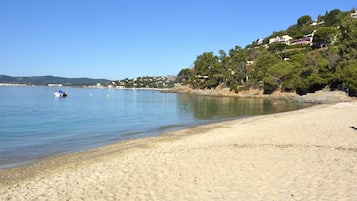 Una playa cerca