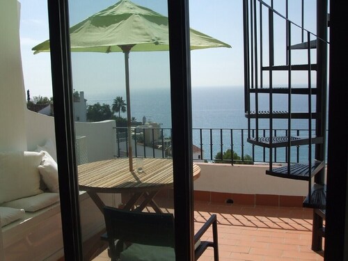 One-bed top floor boutique apartment. Stunning views out over the Mediterranean.