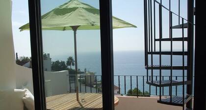 One-bed top floor boutique apartment. Stunning views out over the Mediterranean.