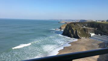 Playa en los alrededores y camastros