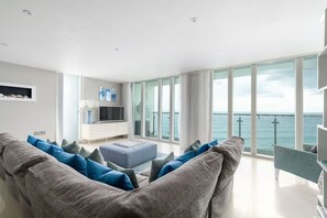 Smart-TV, DVD-spiller, bøker og stereoanlegg