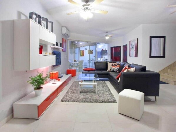 TV, tavolo da ping pong