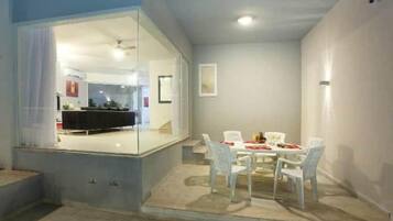 屋外ダイニングエリア