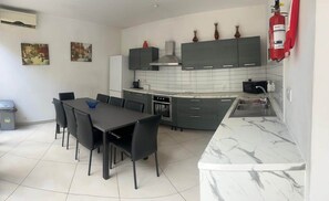 Fridge, microwave, oven, stovetop - Villa Sunnyside near St. Julian's (Saint Julian's)