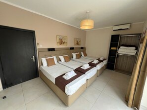 5 habitaciones, tabla de planchar con plancha, wifi y ropa de cama 