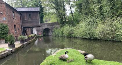 5* STUNNING LUXURIOUS BEAMED COTTAGE - SECLUDED PEACEFUL PEAK DISTRICT LOCATION