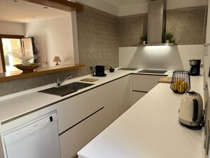 Een koelkast, een magnetron, een oven, een kookplaat