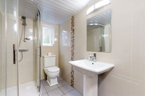 Baignoire, sĂšche-cheveux, bidet, serviettes fournies
